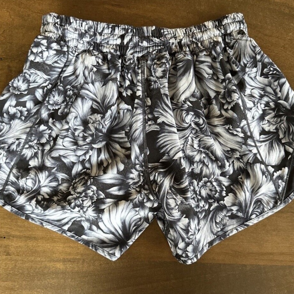 Lululemon Hotty Hot Short II Long 4" Night Garden Ice Grey Black Women's Size 6 - Picture 5 of 9